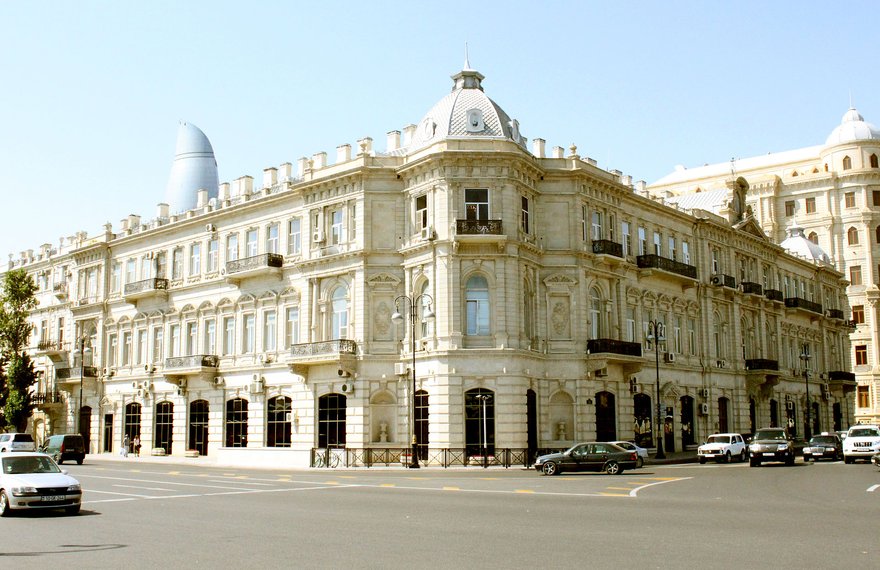 Azneft Square in downtown Baku, Azerbaijan. Image courtesy of the Creative Commons