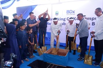 BDx Indonesia President Director and CEO Agus Hartono Wijaya and BDx CEO Mayank Srivastava groundbreaking the CGK4 Campus with West Java Governor Dedi Mulyadi