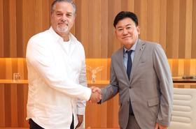 George Álvarez, presidente de VIVA, y Mickey Mikitani, presidente y consejero delegado del Grupo Rakuten y presidente y consejero delegado de Rakuten Symphony, en Tokio.