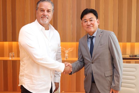 George Álvarez, presidente de VIVA, y Mickey Mikitani, presidente y consejero delegado del Grupo Rakuten y presidente y consejero delegado de Rakuten Symphony, en Tokio.