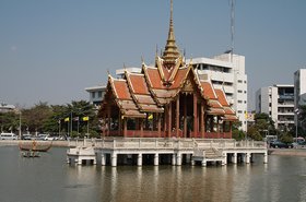 Ramkhamhaeng_University_in_Bang_Kapi_District,_Bangkok,_Thailand by Globe-trotter at wts wikivoyage.jpg