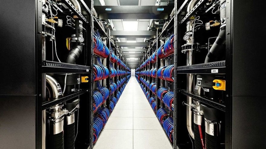 Row_of_EX4000_cabinets_with_1.6_MW_Cooling_Di.width-1024