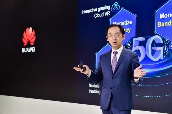 Ryan Ding, presidente de la Unidad de Negocio de Carrier de Huawei, durante su discurso 5G, Bring New Value.jpg