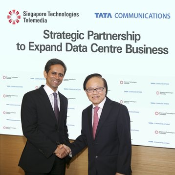 sio tat hiang executive director of st telemedia and vinod kumar managing director and ceo of tata communications