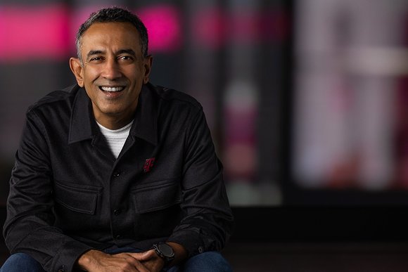 Srini-Gopalan_Headshots2253_1280x640_Horizontal_RGB_R