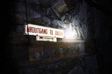 Svalbard_AWA_Piql_tunnel_sign.jpg