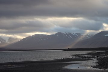 Svalbard_beam_of_light.jpg
