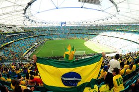 Torcida-brasil-dentro-fonte-nova-03-size-598.jpg