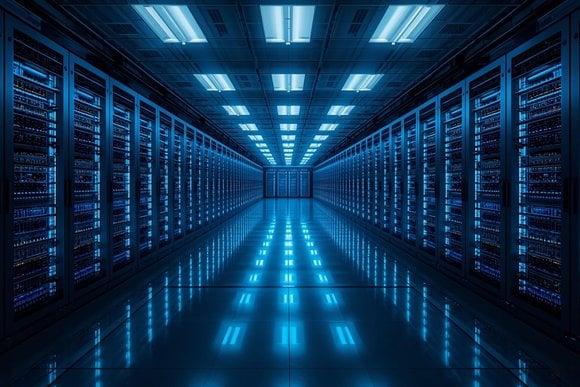 Una sala de centro de datos ultramoderna, pasillos infinitos de racks iluminados en azul y cian, cables perfectamente organizados, luces LED