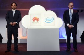 Zheng Yelai y Jason Waxman durante el MWC 2015.jpg