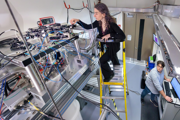 UChicago researchers Leah Weiss and Grant Smith work in the lab of Prof. David Awschalom