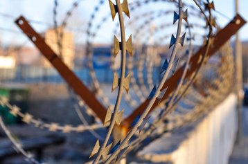 barbwire-1027029_1920 Erdenebayar Pixabay.jpg