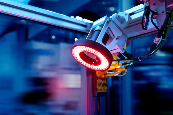 camera-with-industrial-sensors-in-5g-private-network-smart-factory-environment.webp