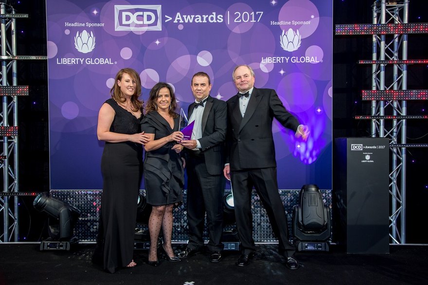 El equipo de Indra recibe la estatuilla en los DCD Awards