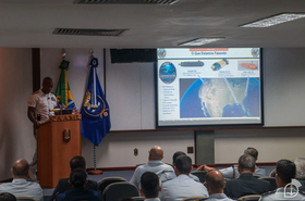 Rear Admiral Melvin R. Smith durante palestra sobre o papel do Comando de Submarinos da U.S Navy na proteção de cabos submarinos