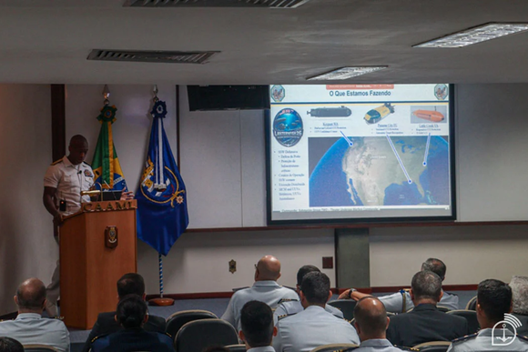 Rear Admiral Melvin R. Smith durante palestra sobre o papel do Comando de Submarinos da U.S Navy na proteção de cabos submarinos