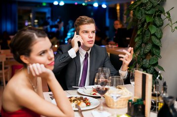 romance valentine dinner date boring phone love thinkstock photos lucky business