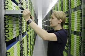 strato_mitarbeiterin_server_wartung low.jpg