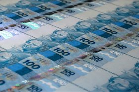trabalhador-checa-folhas-de-notas-de-cem-reais-durante-visita-da-imprensa-a-casa-da-moeda-do-brasil-no-rio-de-janeiro-1348752035231_1920x1080_0.jpg