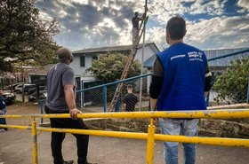 Instalação de ponto de acesso no Morro da Cruz (Porto Alegre) / Foto: divulgação Procempa