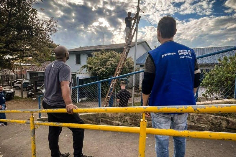 Instalação de ponto de acesso no Morro da Cruz (Porto Alegre) / Foto: divulgação Procempa