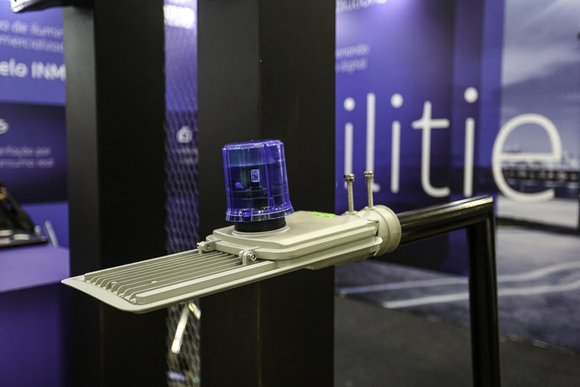 Dispositivo de gestão de luminárias inteligentes. TIM/Divulgação