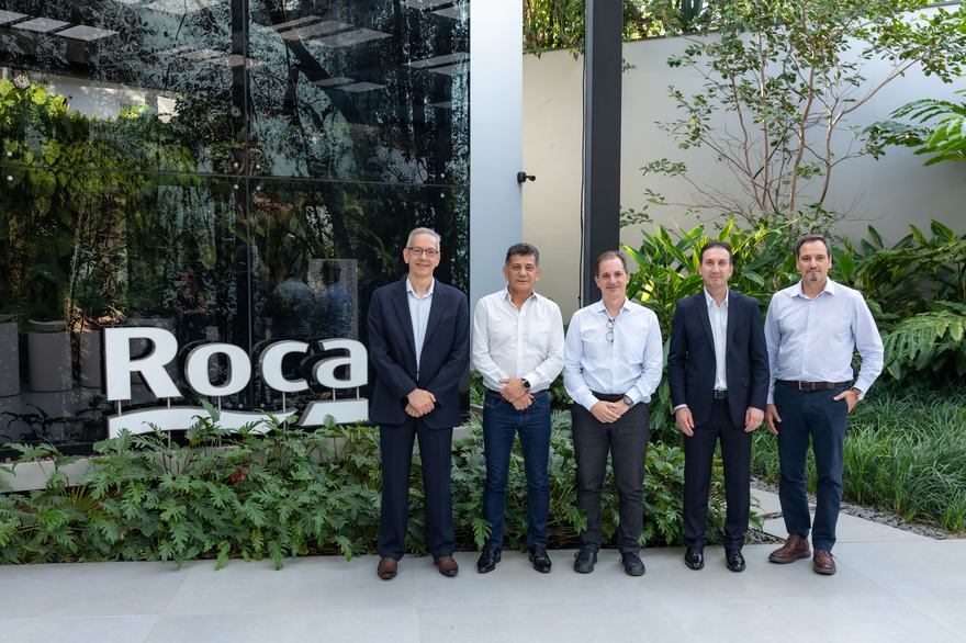 Os executivos João Carlos Salgueiro de Souza, Senior Sales Manager - Sustainability Solutions, SE Advisory Services, Roberto Ikeda, Diretor de Operações Roca no Brasil, Sérgio Melfi, Managing Director Roca no Brasil, Rene Abrantes, Diretor Comercial Casa