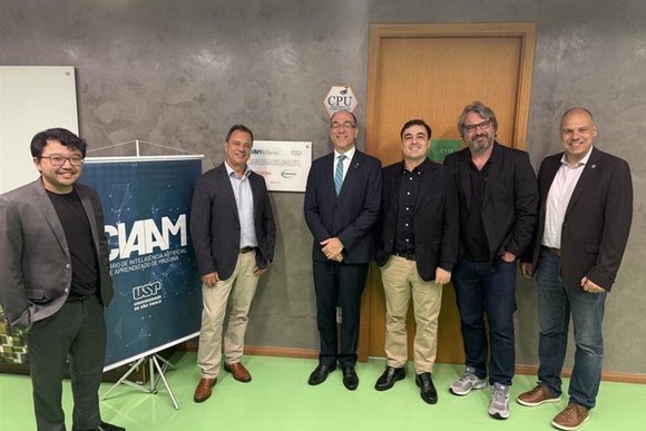 Representantes da USP, Positivo Servers & Solutions, Supermicro, NVIDIA e Scherm na entrada do data center da universidade, onde ficará o supercomputador Jairu.