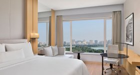 wi-bomww-lake-view-bedroom-18493_Classic-Hor
