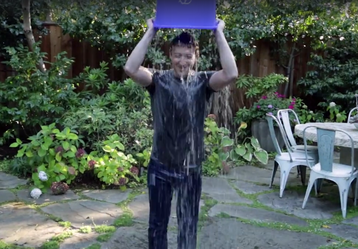 Mark Zuckerberg pours water on his head